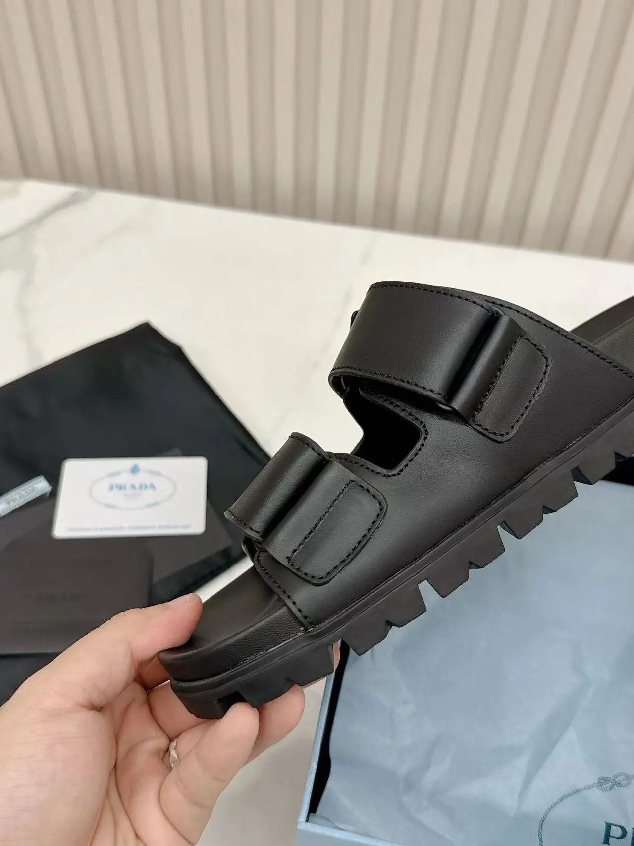 👟👟Ex-factory price 460👟👟 Prada2025’s latest Prada slippers, the slippers reveal a feminine atmosphere in a minimalist design. Triangular logo embellishment is eye-catching. Upper calfskin metal triangle logo 2 cm rubber sole Concave sole pattern Rubber sole Size 35---41